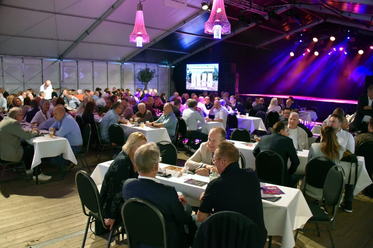 Volle zaal ondernemers aan tafels tijdens het Groot Fries Ondernemerstreffen in Wolvega