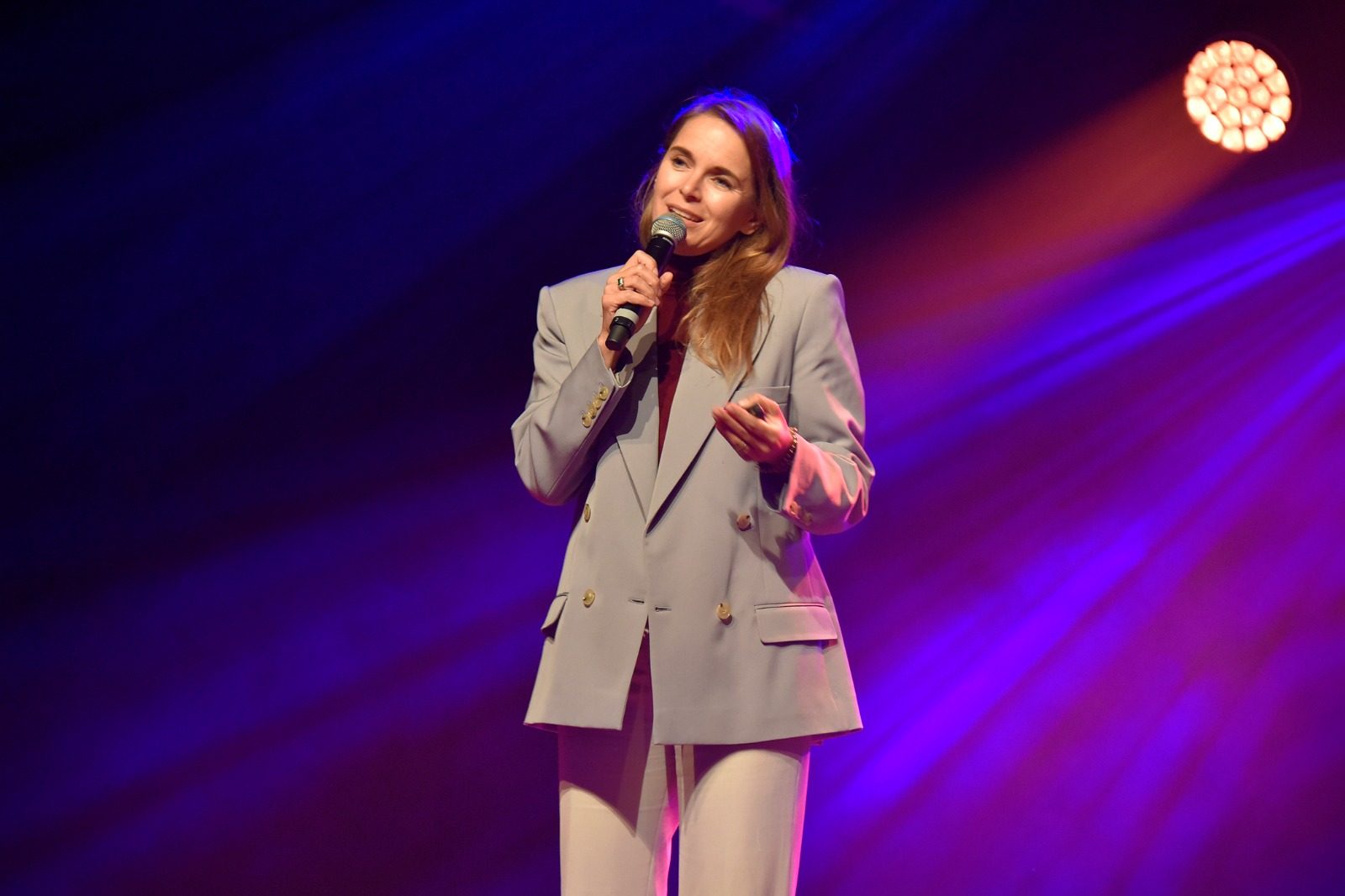 Hanna Verboom spreekt op het podium, in het licht van de spots