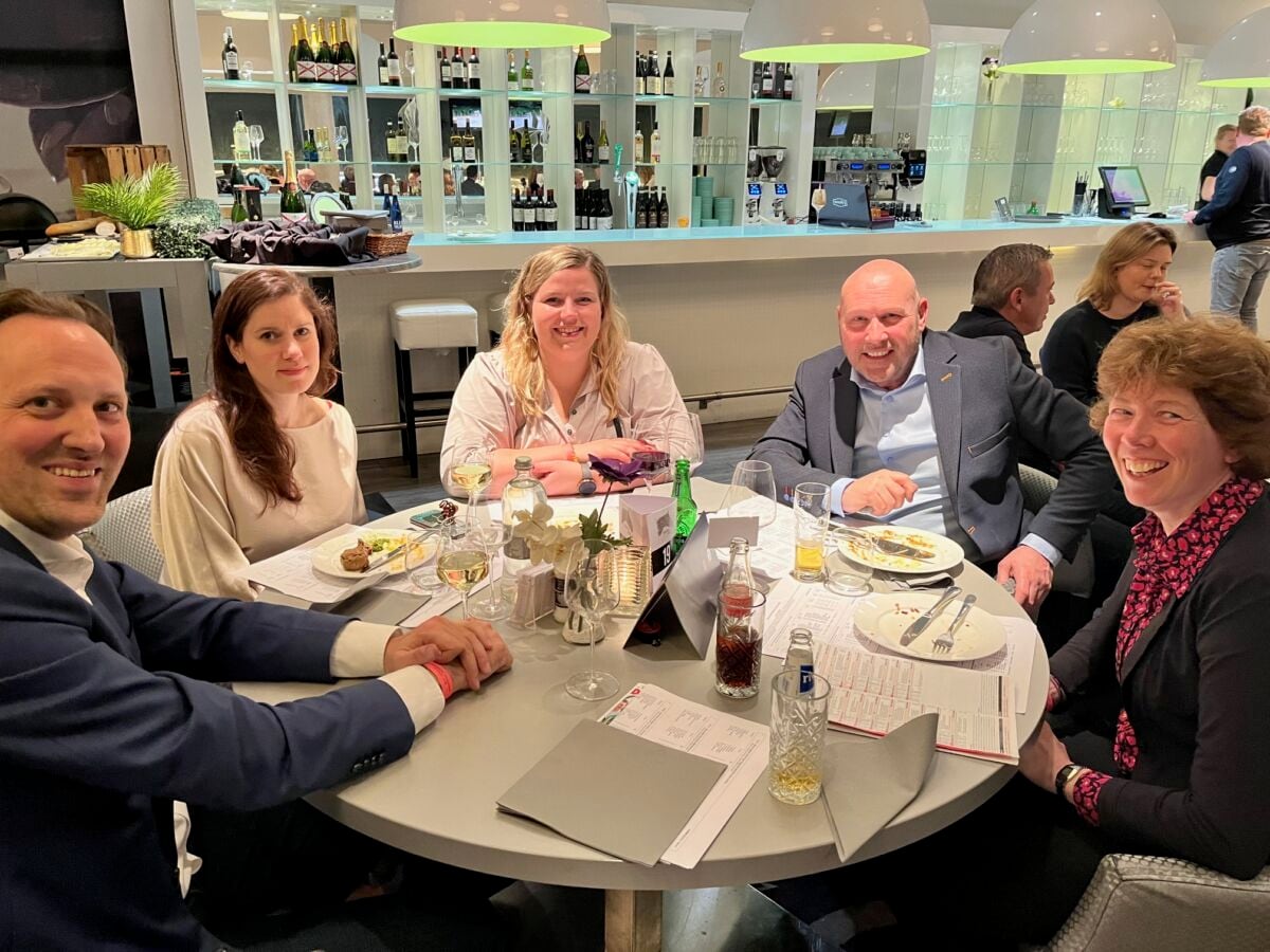 Wethouder Roelof Theun Hoen, gedeputeerde Eke Folkerts, Jantine Akkerman en de ondernemerscoördinatoren van de gemeente