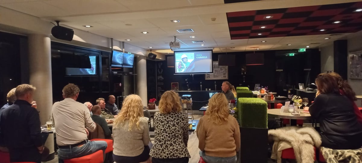 Gastspreker Cees Kamminga en de aanwezigen tijdens de jaarvergadering